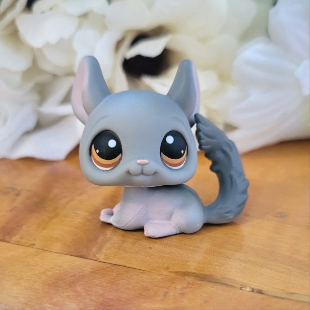 Littlest Pet Shop LPS #144 Chinchilla Grey Brown Eyes 2007 Hasbro